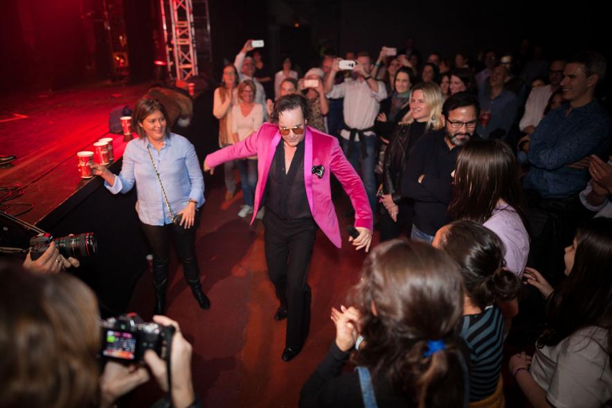 Fiestas Virgen de la Paz 2019 - Concierto Solidario Raimon Devine & His Pearls -  Imagen del cantante entre el público.