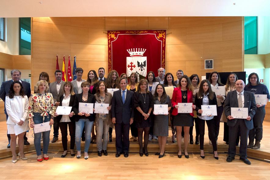 Premios Concilia 2018 - Posado grupal de las autoridades municipales y los galardonados.