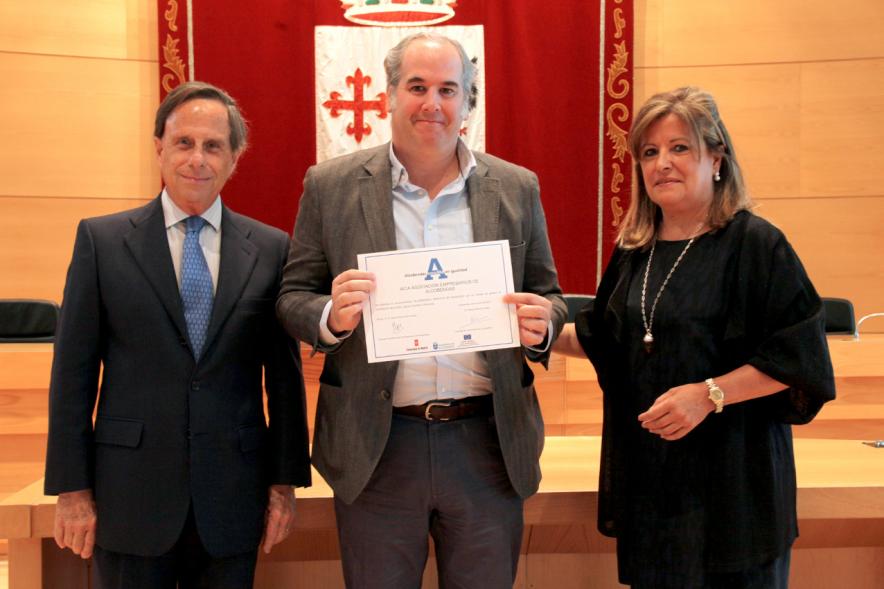 Premios Concilia 2018 - Imagen de dos autoridades con un galardonado.