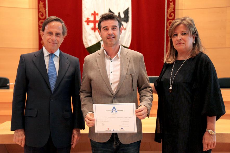 Premios Concilia 2018 - Imagen de dos autoridades con un galardonado.