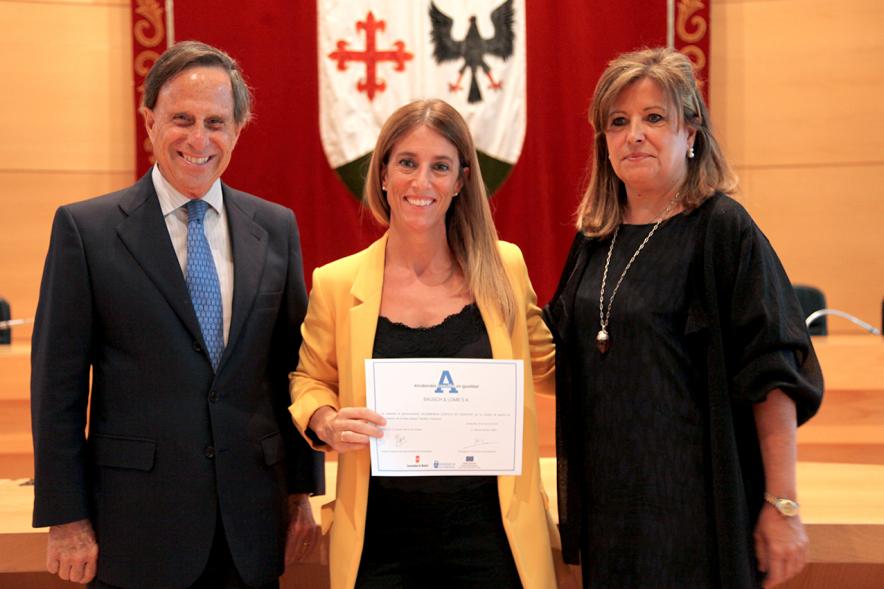 Premios Concilia 2018 - Imagen de dos autoridades con una galardonada.