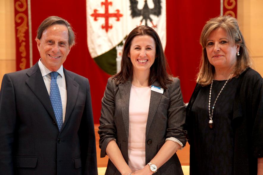 Premios Concilia 2018 -  Imagen de dos autoridades con una galardonada.