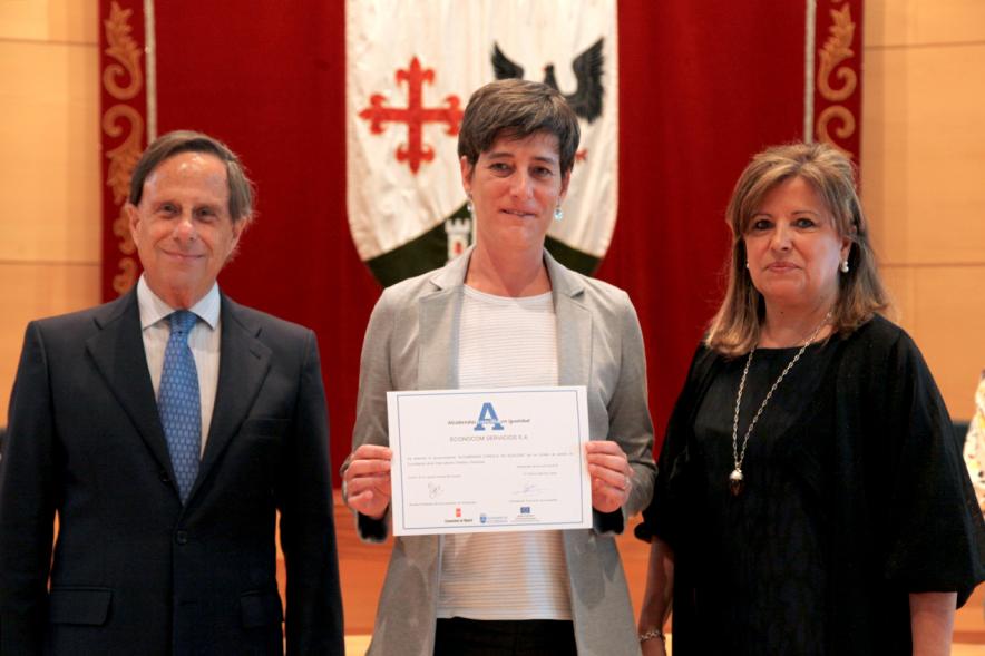 Premios Concilia 2018 - Imagen de dos autoridades con una galardonada.