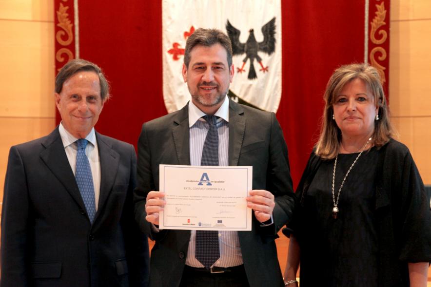 Premios Concilia 2018 -  Imagen de dos autoridades con un galardonado.