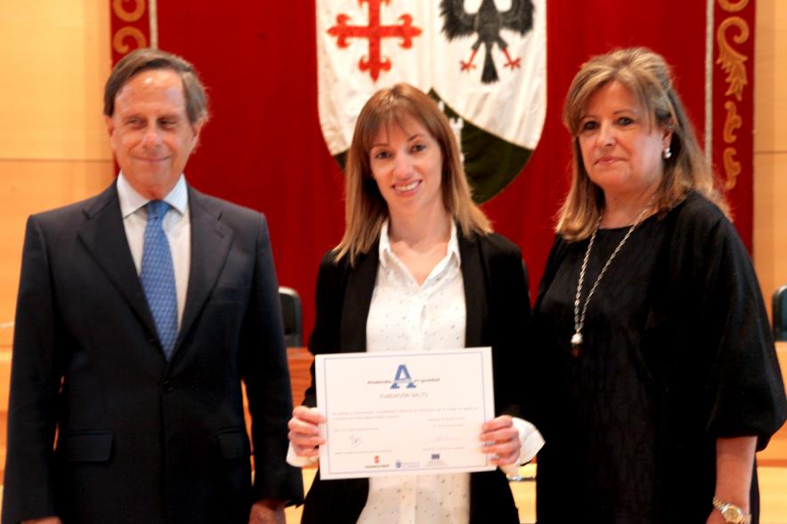 Premios Concilia 2018 - Imagen de dos autoridades con una galardonada.