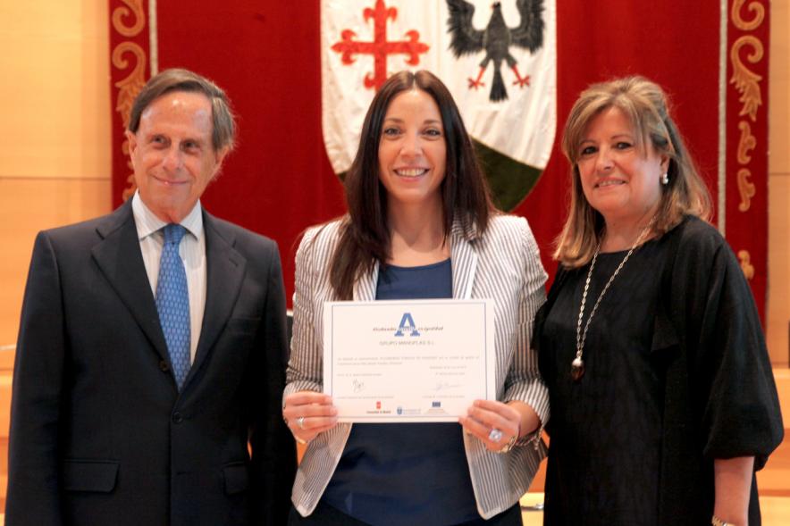 Premios Concilia 2018 - Imagen de dos autoridades con una galardonada.