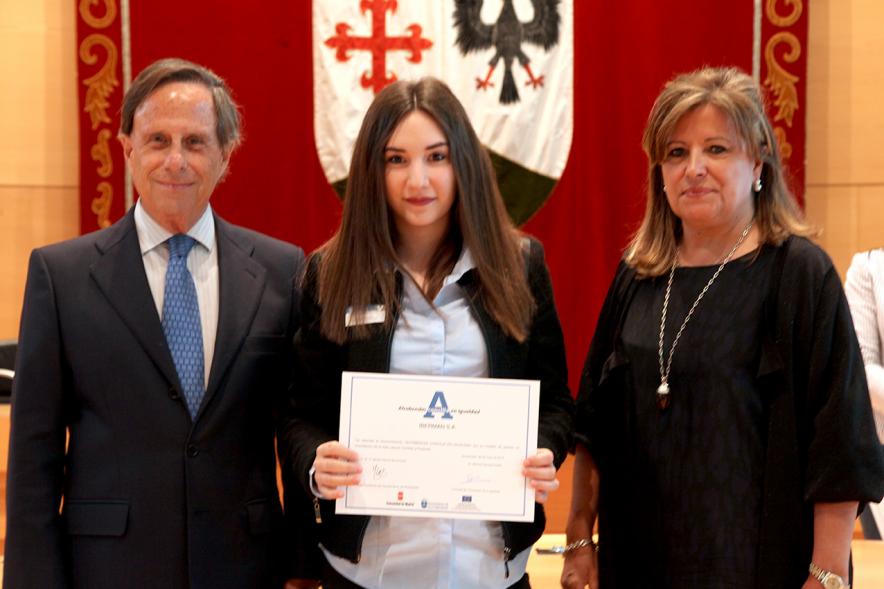 Premios Concilia 2018 - Imagen de dos autoridades con una galardonada.