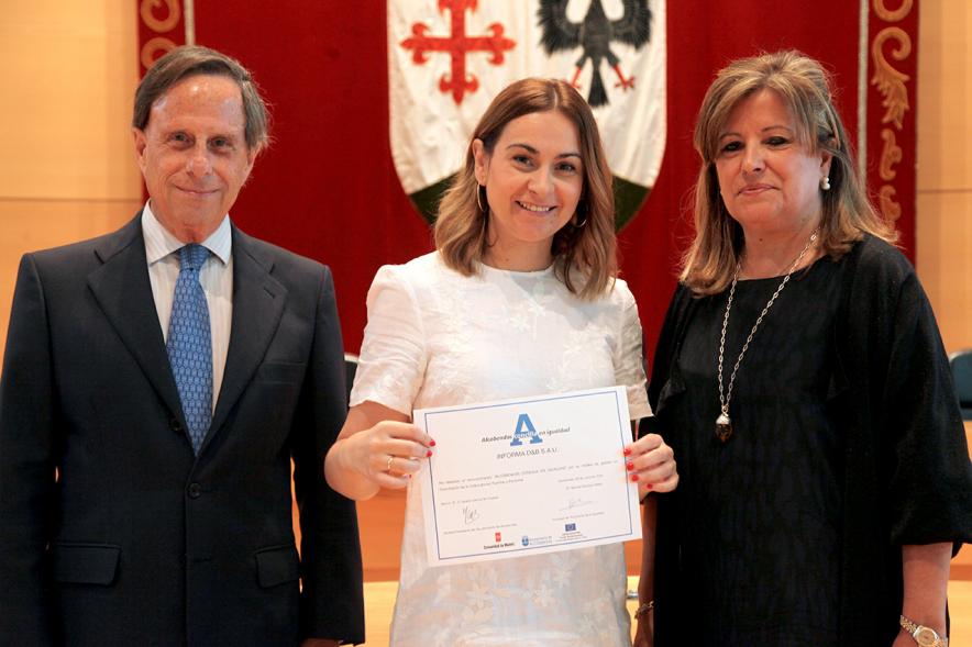 Premios Concilia 2018 - Imagen de dos autoridades con una galardonada.