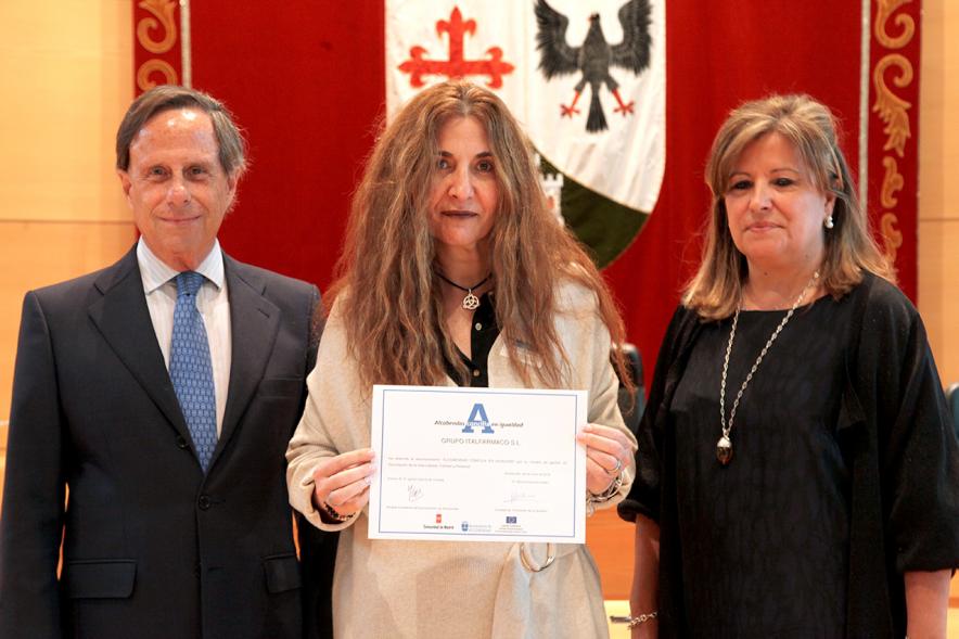 Premios Concilia 2018 - Imagen de dos autoridades con una galardonada.