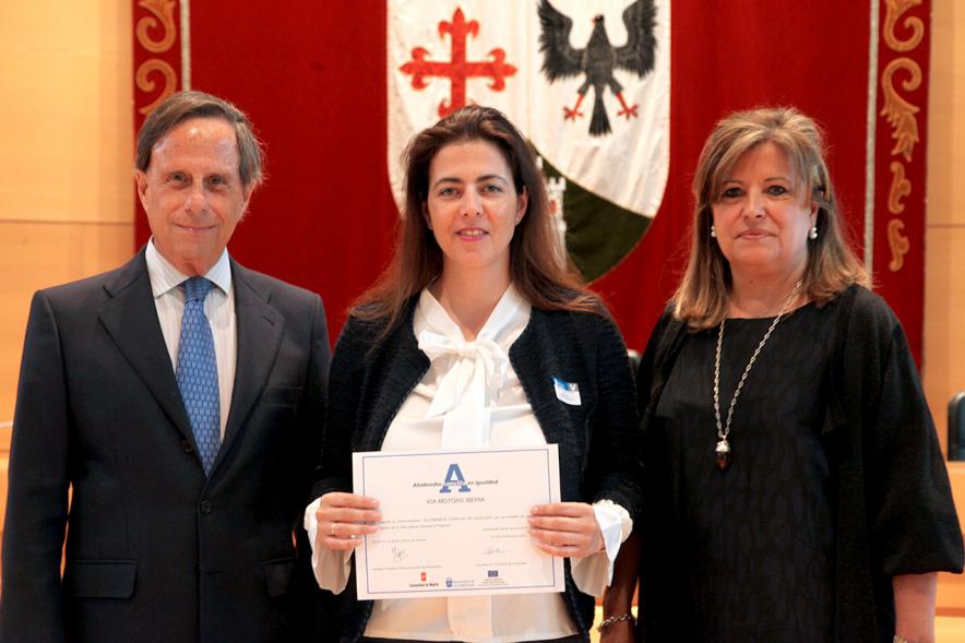 Premios Concilia 2018 - Imagen de dos autoridades con una galardonada.