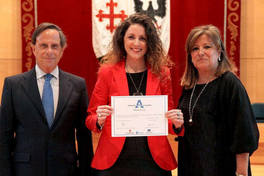 Premios Concilia 2018 - Imagen de dos autoridades con una galardonada.