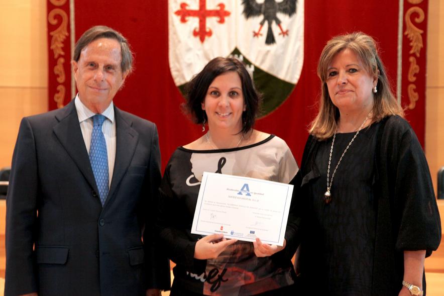 Premios Concilia 2018 -  Imagen de dos autoridades con una galardonada.
