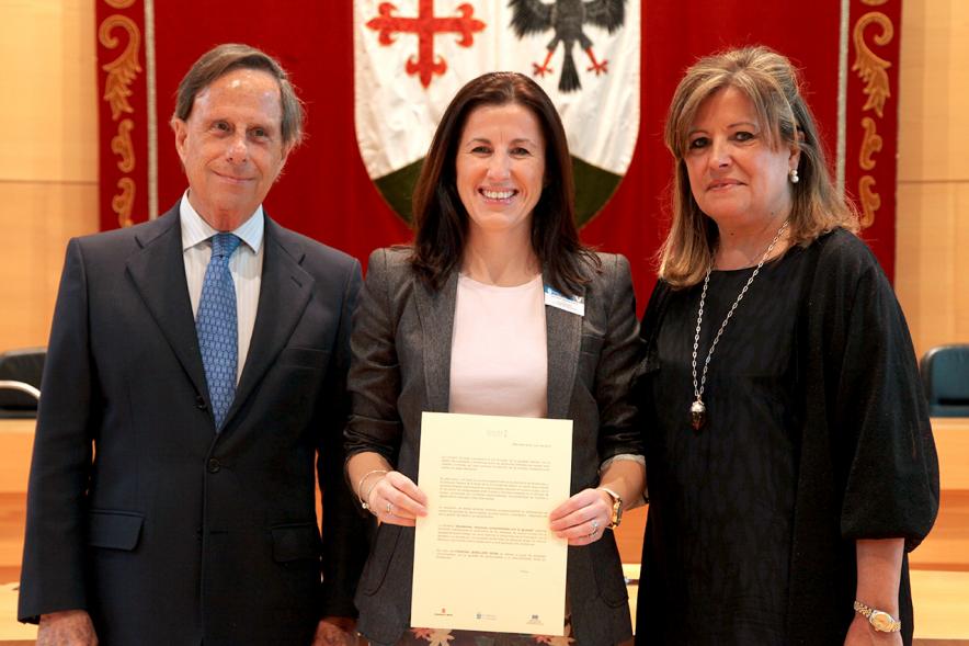 Premios Concilia 2018 - Imagen de dos autoridades con una galardonada.