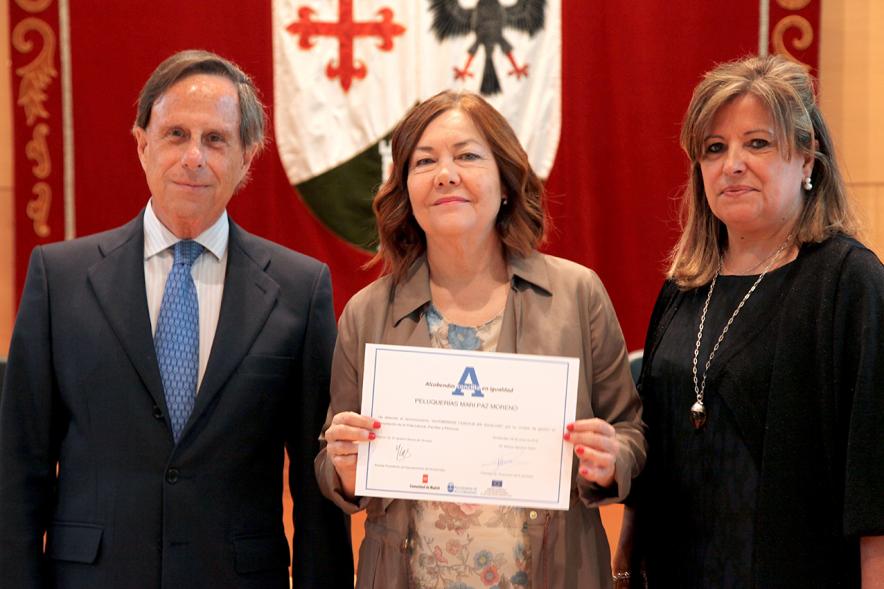 Premios Concilia 2018 - Imagen de dos autoridades con una galardonada.