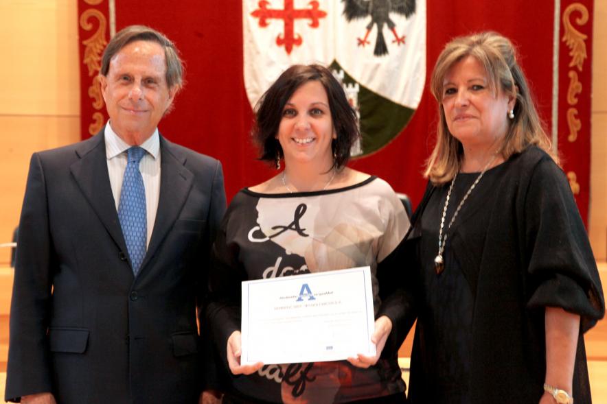 Premios Concilia 2018 - Imagen de dos autoridades con una galardonada.
