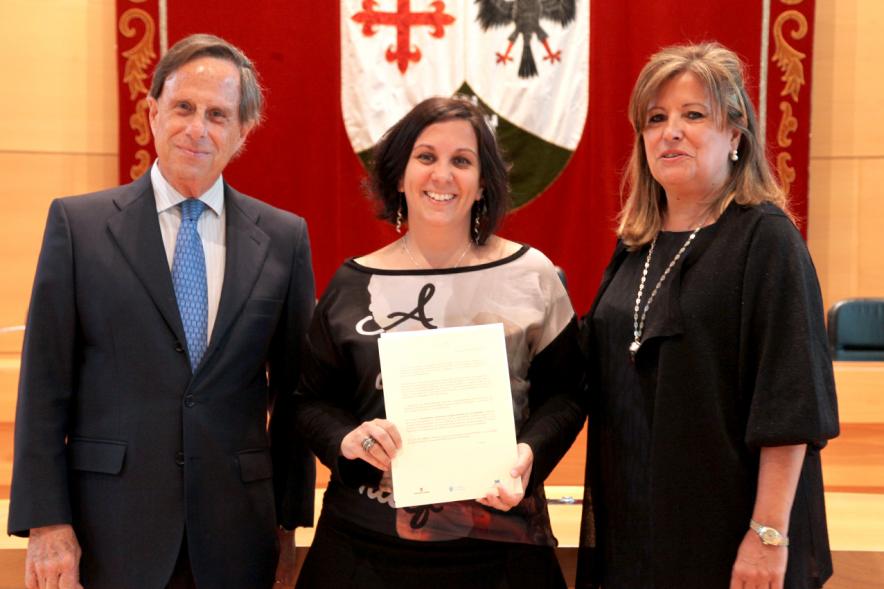 Premios Concilia 2018 - Imagen de dos autoridades con una galardonada.