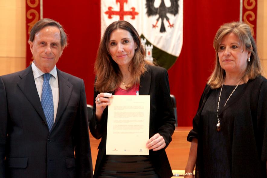 Premios Concilia 2018 - Imagen de dos autoridades con una galardonada.