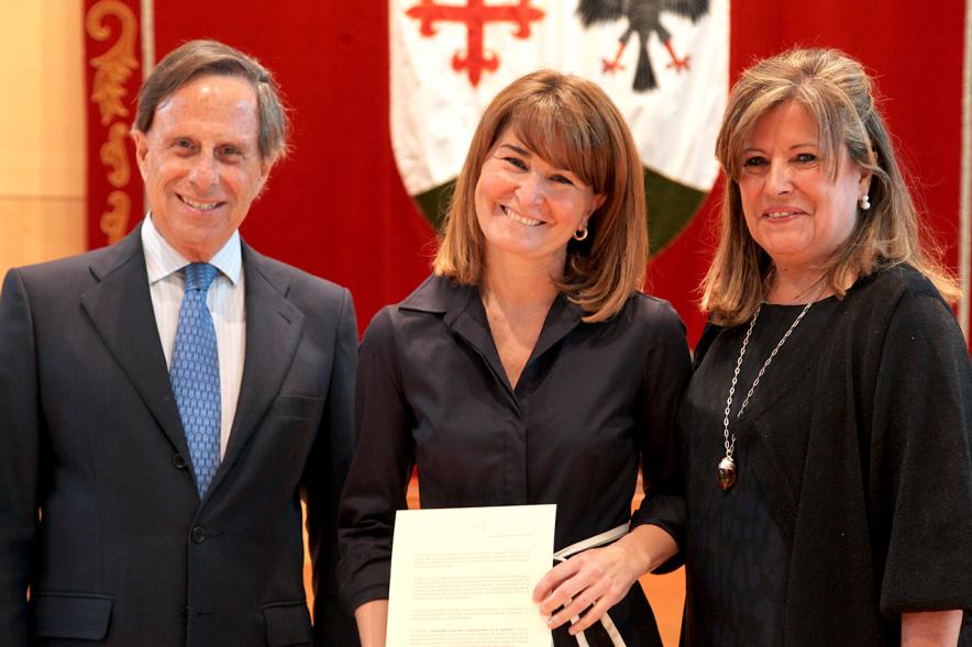 Premios Concilia 2018 - Imagen de dos autoridades con una galardonada.