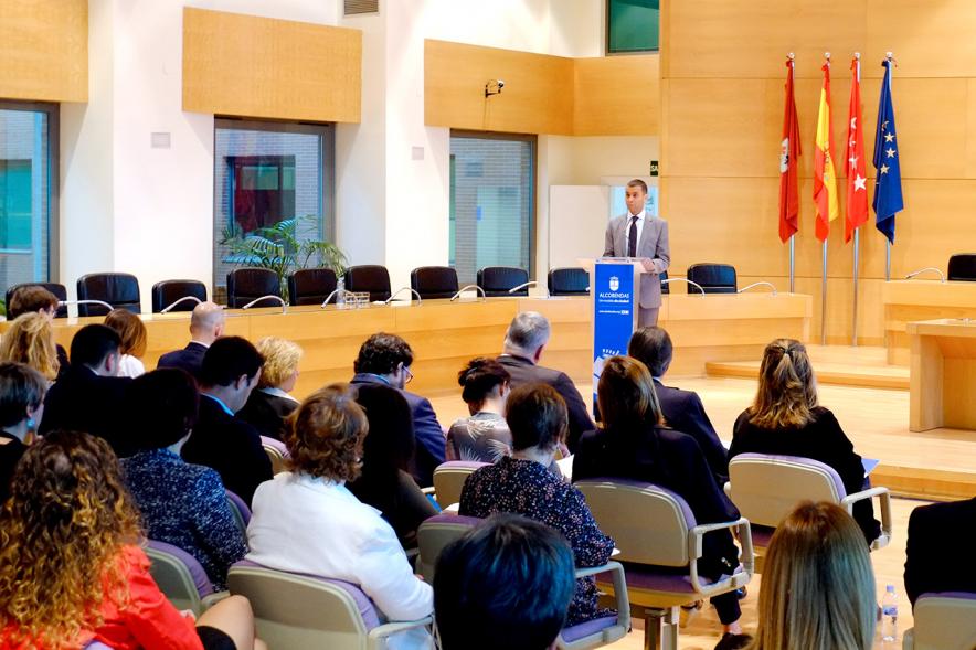 Premios Concilia 2018 - Imagen lateral de los asistentes y un galardonado  en el atril.