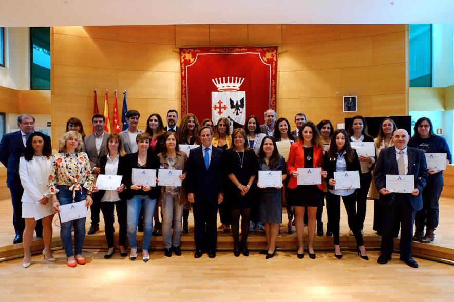Premios Concilia 2018 - Posado grupal de las autoridades municipales y los galardonados.