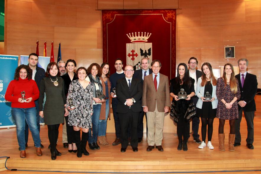 Entrega de Premios de los Escaparates 2016 - Imagen del alcalde García de Vinuesa con una de las premiadas.