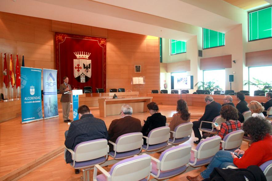 Entrega de Premios de los Escaparates 2016 -Imagen del alcalde García de Vinuesa dirigiéndose al público asistente.