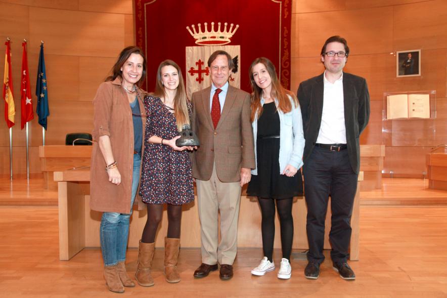 Entrega de Premios de los Escaparates 2016 - Imagen del alcalde García de Vinuesa con una de las premiadas.