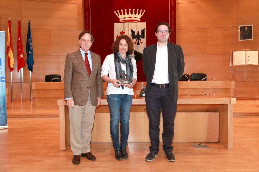 Entrega de Premios de los Escaparates 2016 - Imagen del alcalde García de Vinuesa con una de las premiadas.