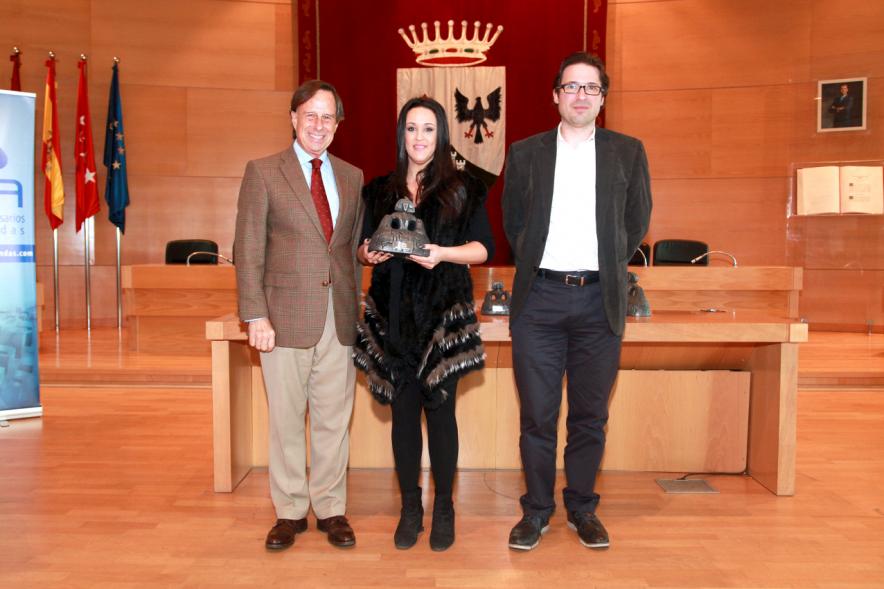 Entrega de Premios de los Escaparates 2016 - Imagen del alcalde García de Vinuesa con una de las premiadas.