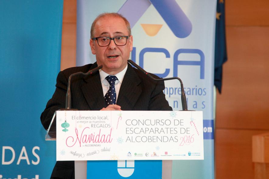 Entrega de Premios de los Escaparates 2016 - Imagen de persona dirigiendo unas palabras a los asistentes al acto.