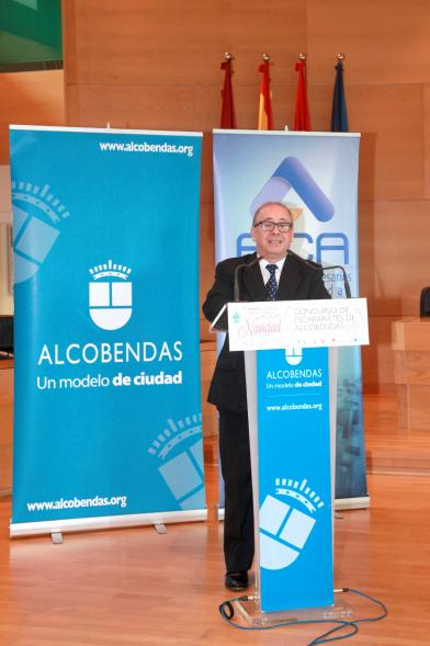 Entrega de Premios de los Escaparates 2016 - Imagen de persona dirigiendo unas palabras a los asistentes al acto.