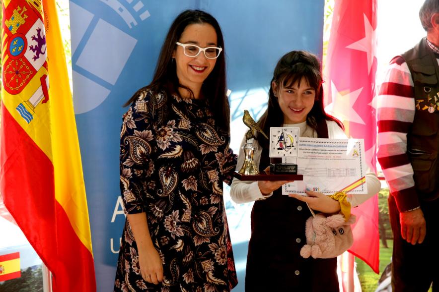 Concejala Cristina Martínez, haciendo entrega del trofeo al participante - 2019