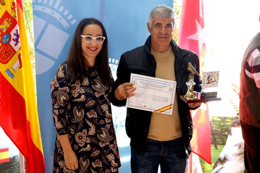 Concejala Cristina Martínez, haciendo entrega del trofeo al participante - 2019