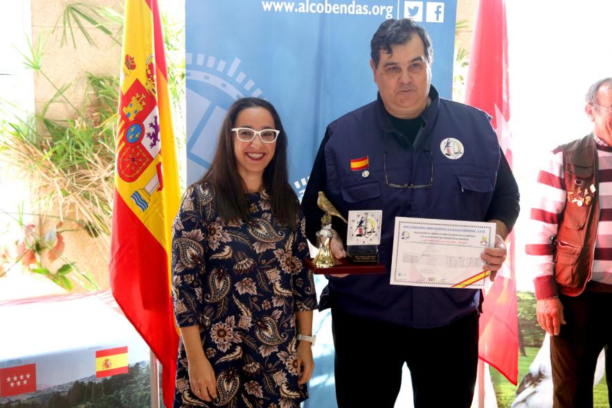Concejala Cristina Martínez, haciendo entrega del trofeo al participante - 2019