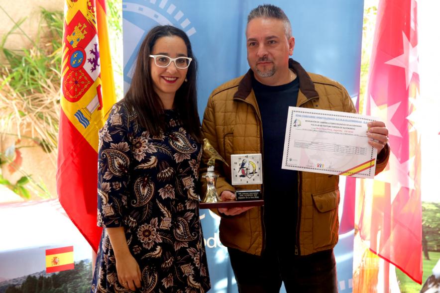 Concejala Cristina Martínez, haciendo entrega del trofeo al participante - 2019