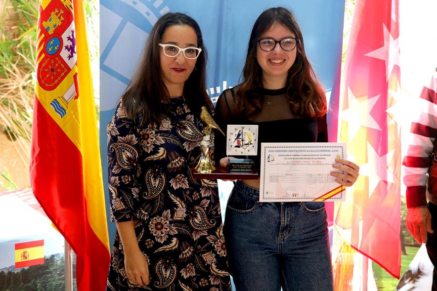 Concejala Cristina Martínez, haciendo entrega del trofeo al participante - 2019