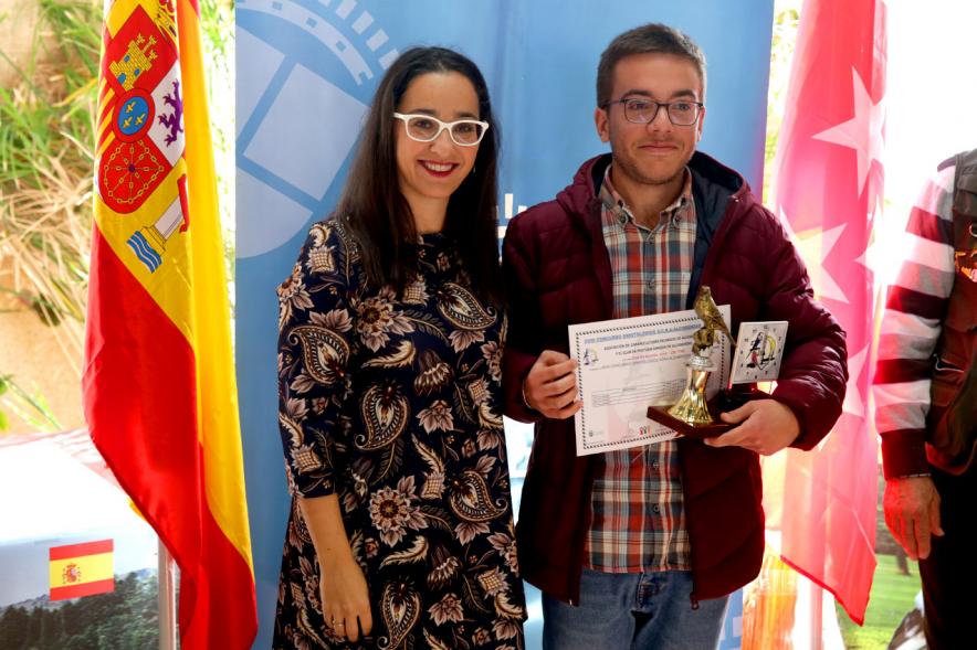 Concejala Cristina Martínez, haciendo entrega del trofeo al participante - 2019