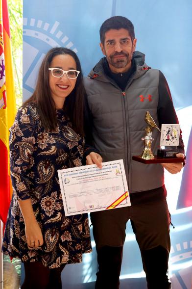 Concejala Cristina Martínez, haciendo entrega del trofeo al participante - 2019