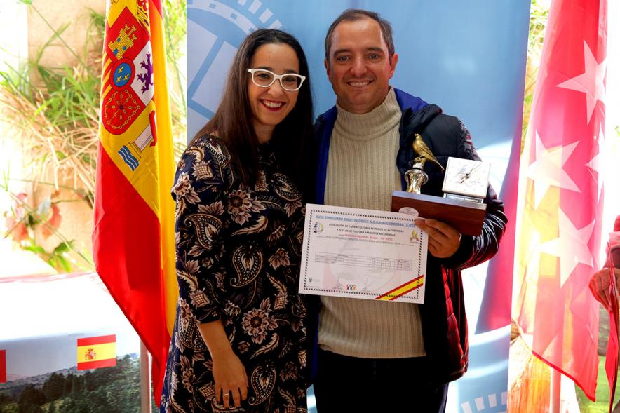 Concejala Cristina Martínez, haciendo entrega del trofeo al participante - 2019