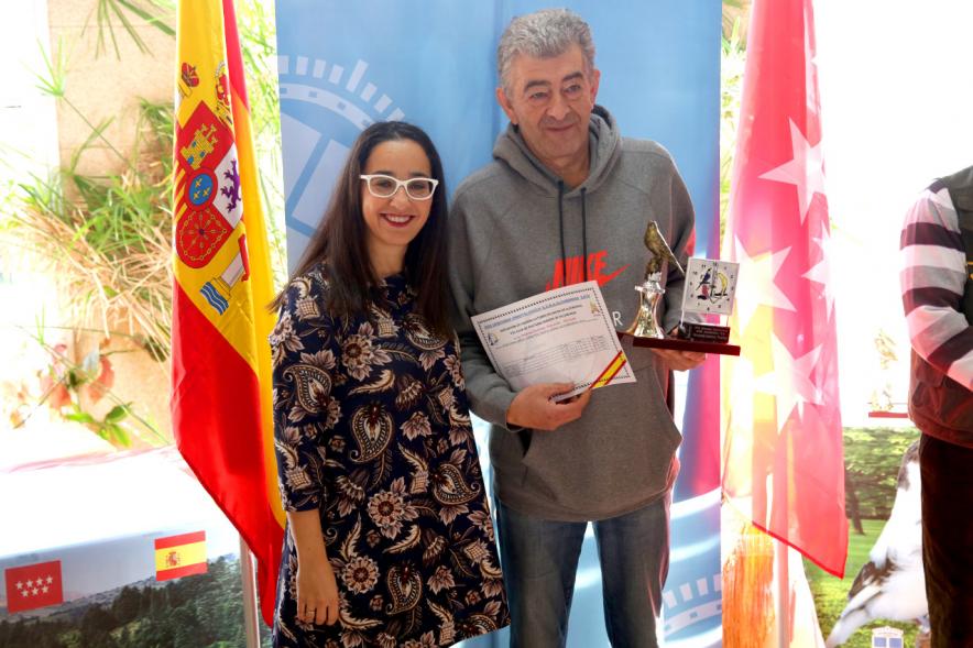 Concejala Cristina Martínez, haciendo entrega del trofeo al participante - 2019