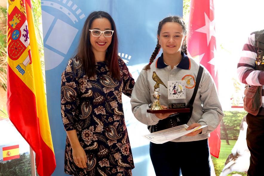 Concejala Cristina Martínez, haciendo entrega del trofeo al participante - 2019