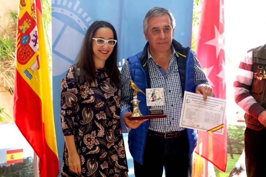 Concejala Cristina Martínez, haciendo entrega del trofeo al participante - 2019