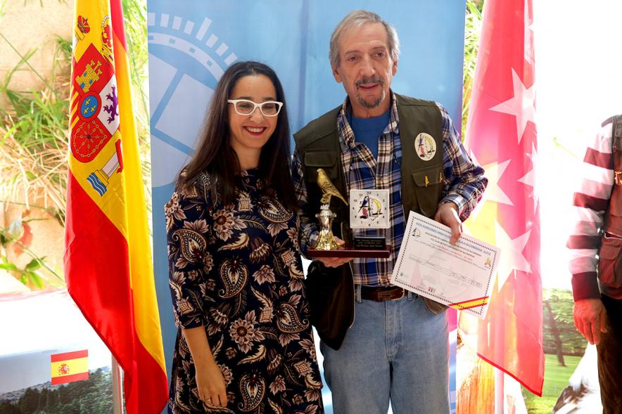 Concejala Cristina Martínez, haciendo entrega del trofeo al participante - 2019