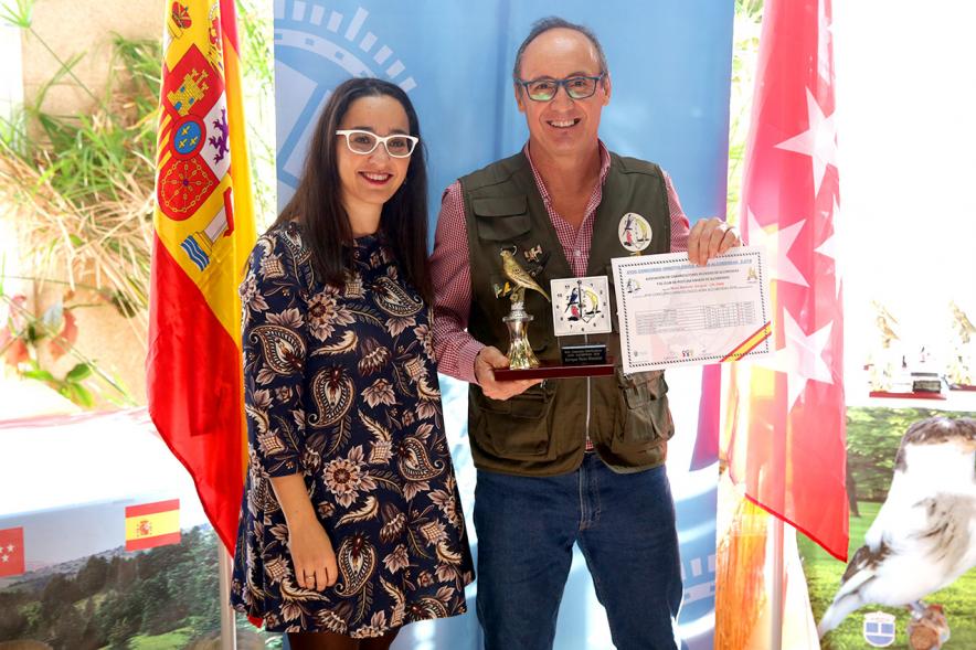 Concejala Cristina Martínez, haciendo entrega del trofeo al participante - 2019