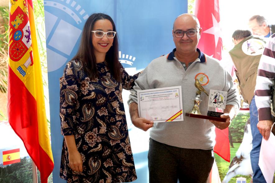 Concejala Cristina Martínez, haciendo entrega del trofeo al participante - 2019