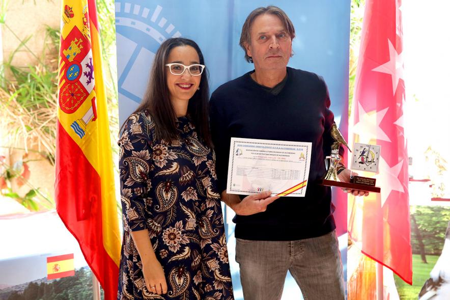 Concejala Cristina Martínez, haciendo entrega del trofeo al participante - 2019