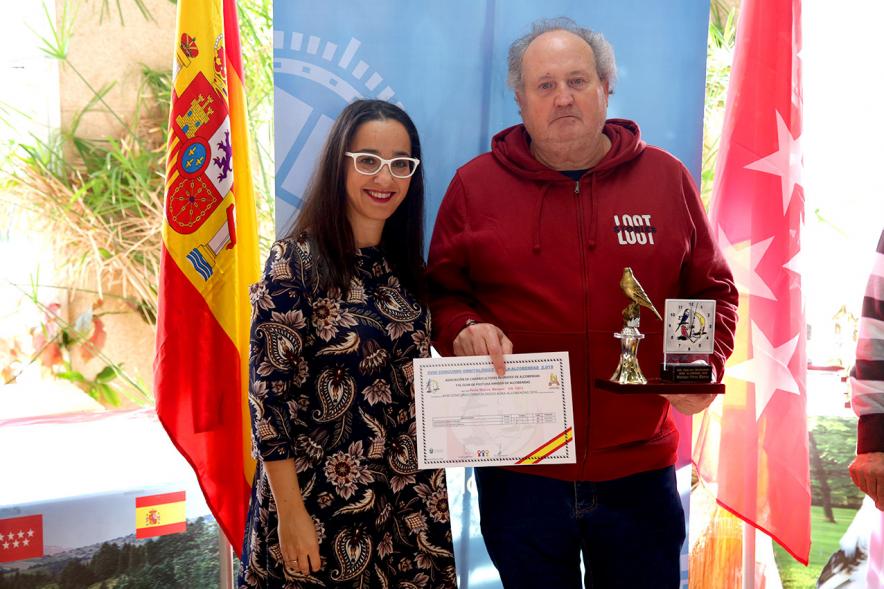 Concejala Cristina Martínez, haciendo entrega del trofeo al participante - 2019