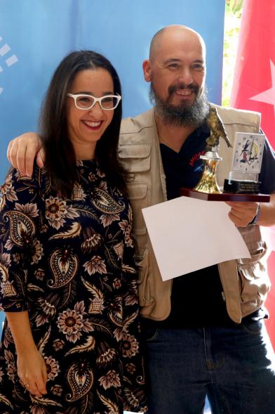 Concejala Cristina Martínez, haciendo entrega del trofeo al participante - 2019