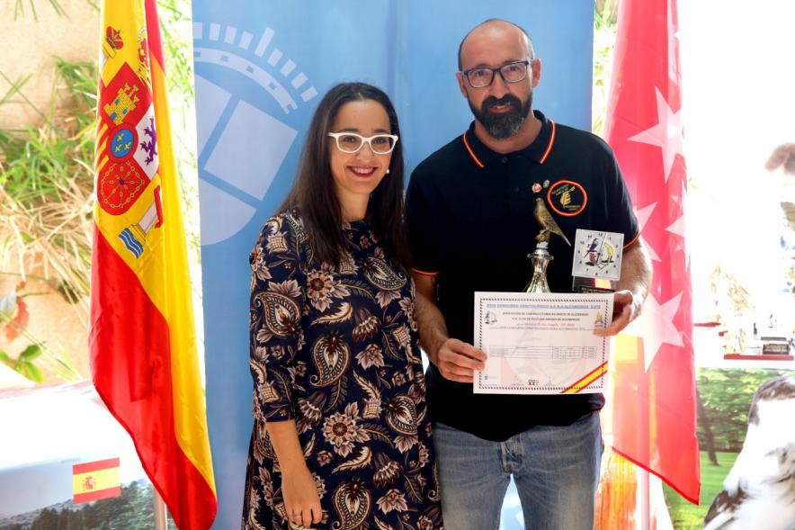 Concejala Cristina Martínez, haciendo entrega del trofeo al participante - 2019