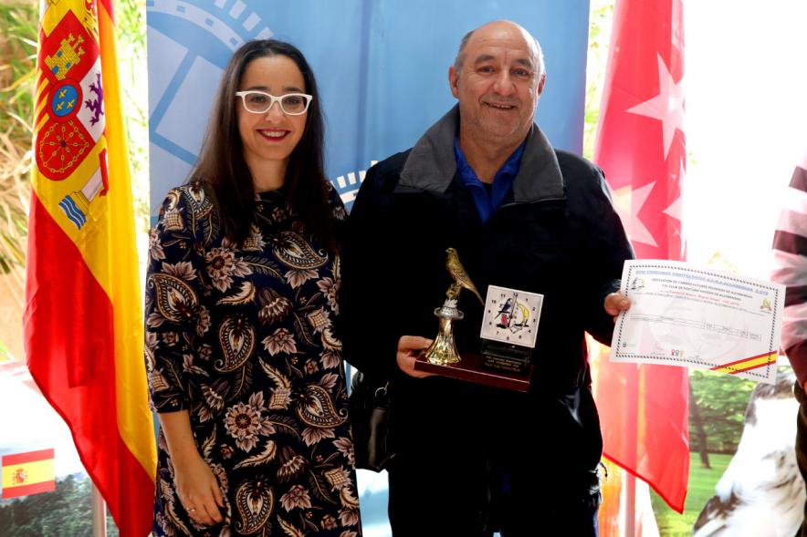 Concejala Cristina Martínez, haciendo entrega del trofeo al participante - 2019